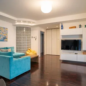 Apartament Authentic Yet Modern Retreat In Center, Lecco